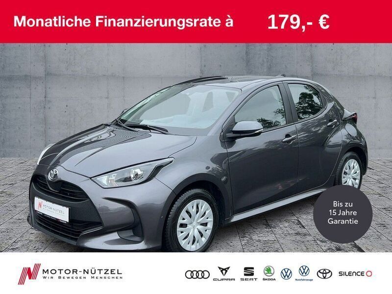 Grau Gebraucht 2021 Toyota Yaris Comfort Limousine | 13.930 € (Fairer Preis) - Bild 1/4