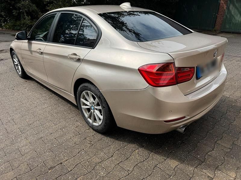 Silber Gebraucht 2014 BMW 320 Sport Line Limousine | 11.500 € (Guter Preis) - Bild 1/4