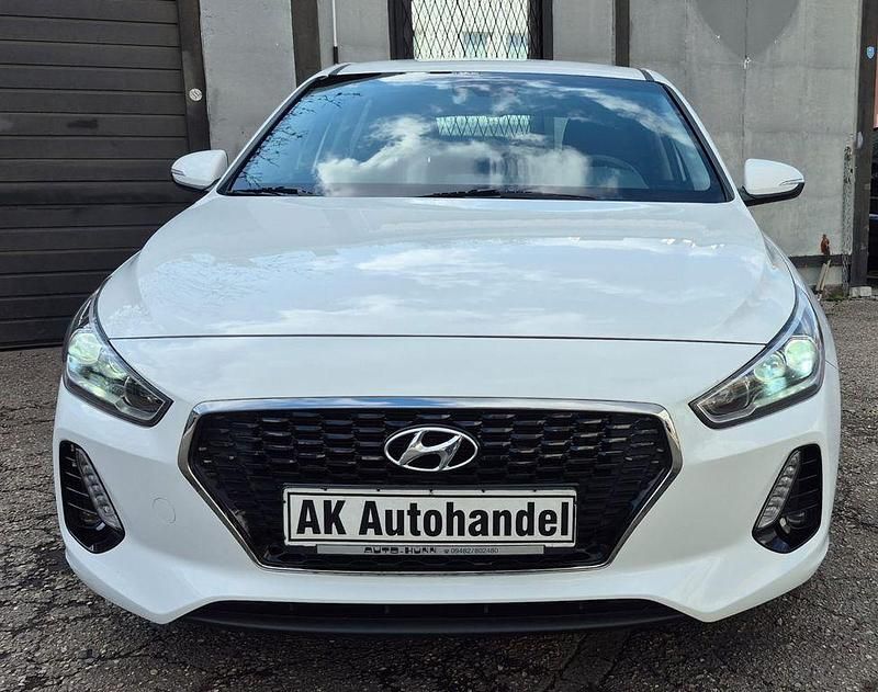 Gebraucht Hyundai i30 140 PS (102 kW) 2017 Weiß Limousine
