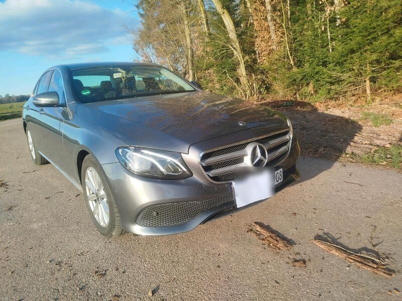 Grau Gebraucht 2018 Mercedes E220 Limousine | 22.000 € - Bild 1/4