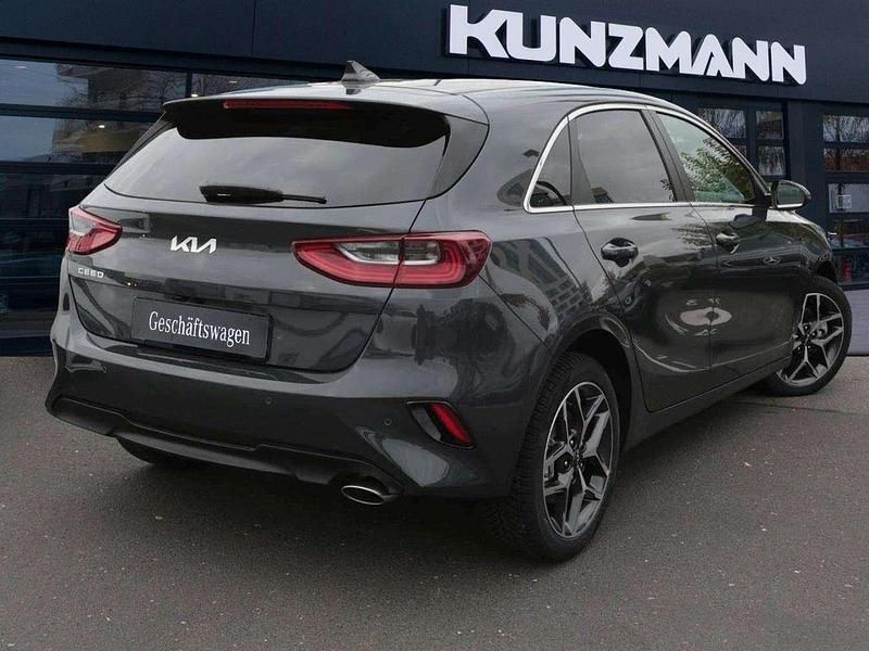 Gebraucht Kia Ceed 140 PS (102 kW) 2025 Grau pentametal metallic Kleinwagen