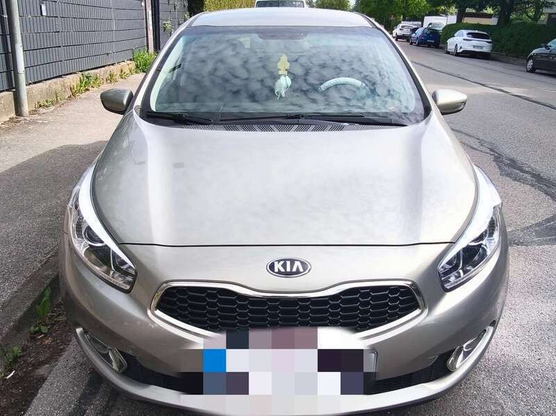 Grau Gebraucht 2013 Kia Ceed DREAM-TEAM Edition Limousine | 7.700 € (Fairer Preis) - Bild 1/4