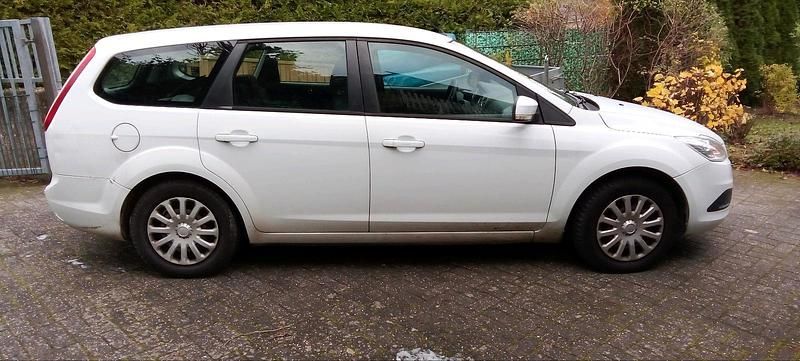 Weiß Gebraucht 2011 Ford Focus Kombi | 2.300 € (Fairer Preis) - Bild 1/4