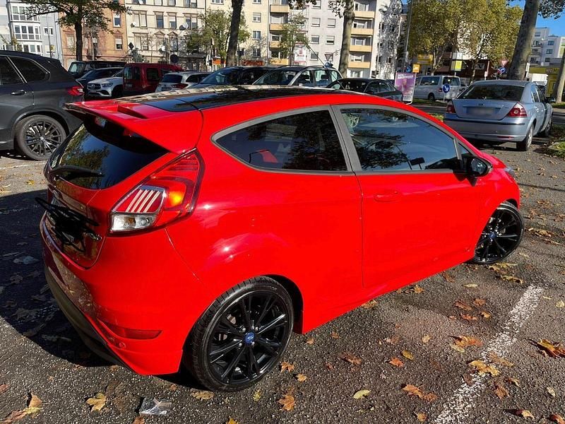 Gebraucht Ford Fiesta Sport 140 PS (102 kW) 2015 Rot Kleinwagen