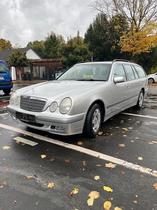 Silber Gebraucht 2000 Mercedes E200 Kombi | 4.490 € (Fairer Preis) - Bild 1/4