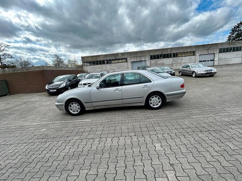 Gebraucht Mercedes E240 Classic 170 PS (125 kW) 2000 Silber Limousine
