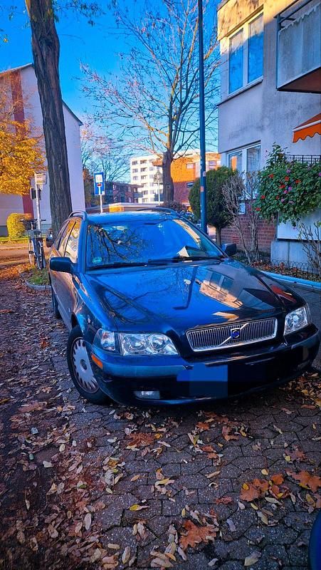 Schwarz Gebraucht 2000 Volvo V40 Kombi | 999 € (Fairer Preis) - Bild 1/4