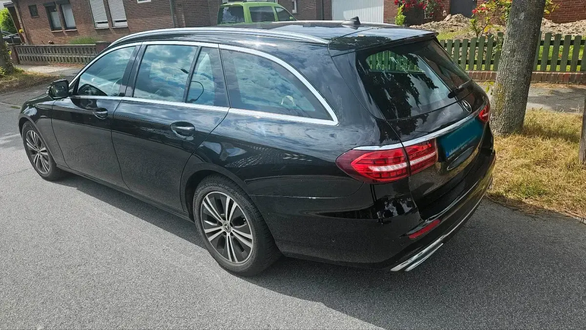 Gebraucht Mercedes E220 200 PS (147 kW) 2023 Schwarz Kombi
