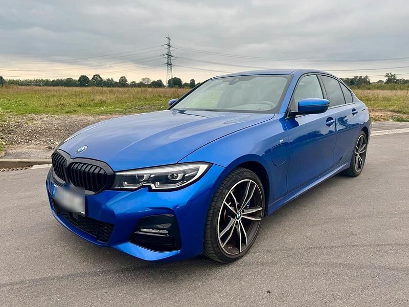 Blau Gebraucht 2021 BMW 330e M Sport Limousine | 29.999 € (Superpreis) - Bild 1/4