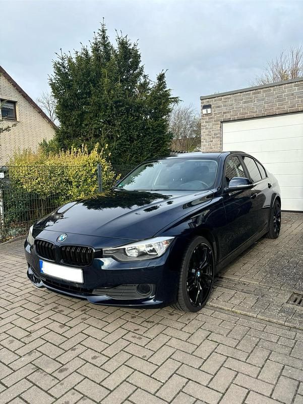 Blau Gebraucht 2012 BMW 320 Limousine | 7.600 € (Superpreis) - Bild 1/4