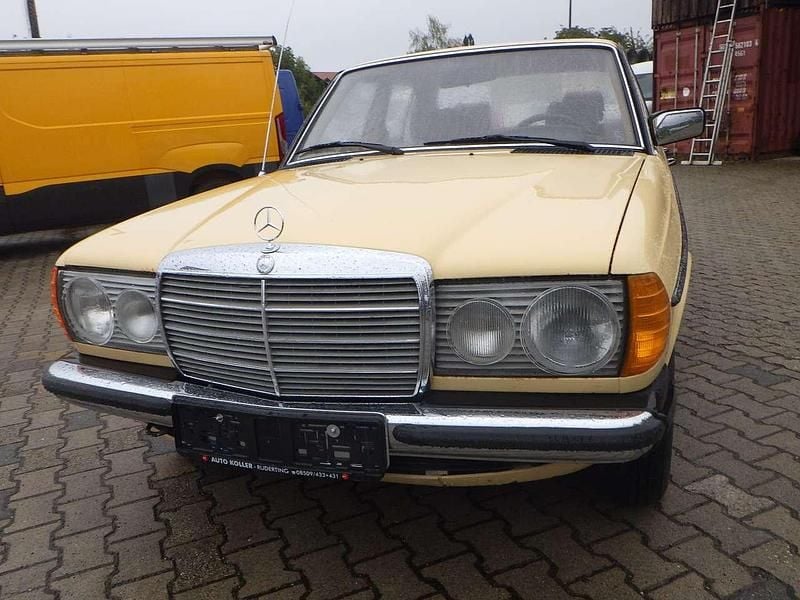 Gebraucht Mercedes 240 72 PS (52 kW) 1981 Gelb Limousine