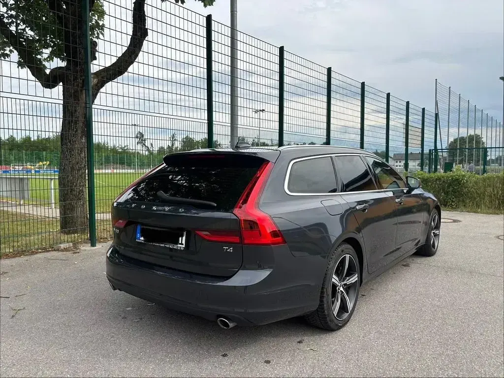 Gebraucht Volvo V90 Momentum 190 PS (139 kW) 2019 Grau Kombi
