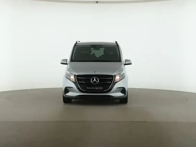Gebraucht Mercedes V220 Style 163 PS (119 kW) 2025 Silber Van / Kleinbus