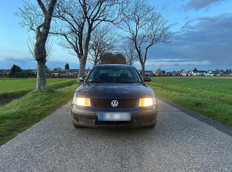 Gebraucht VW Passat 101 PS (74 kW) 1998 Blau Limousine