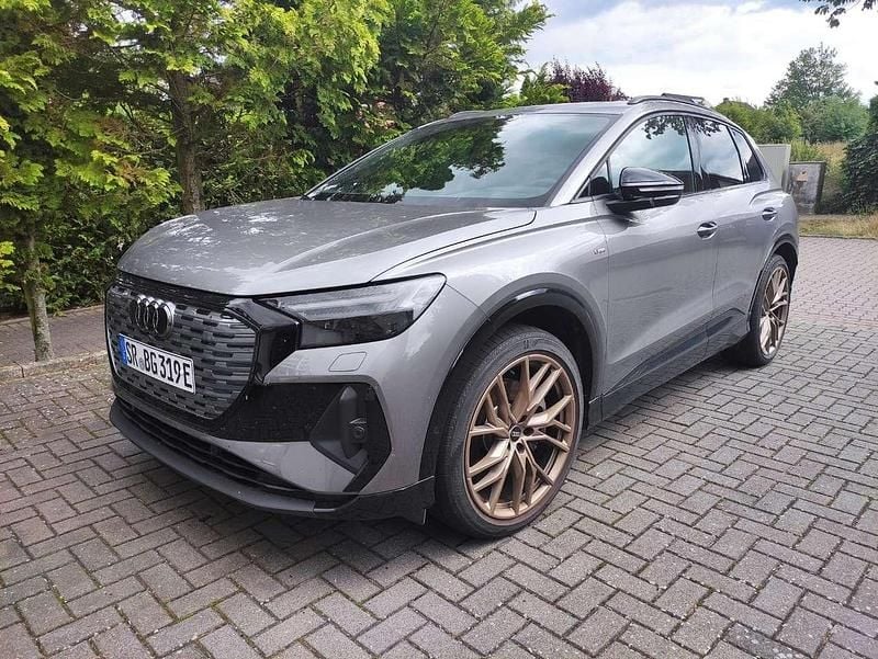 Grau Gebraucht 2023 Audi Q4 e-tron Edition .1 SUV | 33.900 € (Superpreis) - Bild 1/4