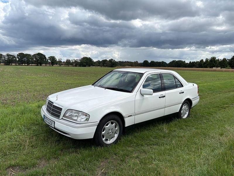 Weiß Gebraucht 1995 Mercedes C220 Elegance Limousine | 10.350 € - Bild 1/4