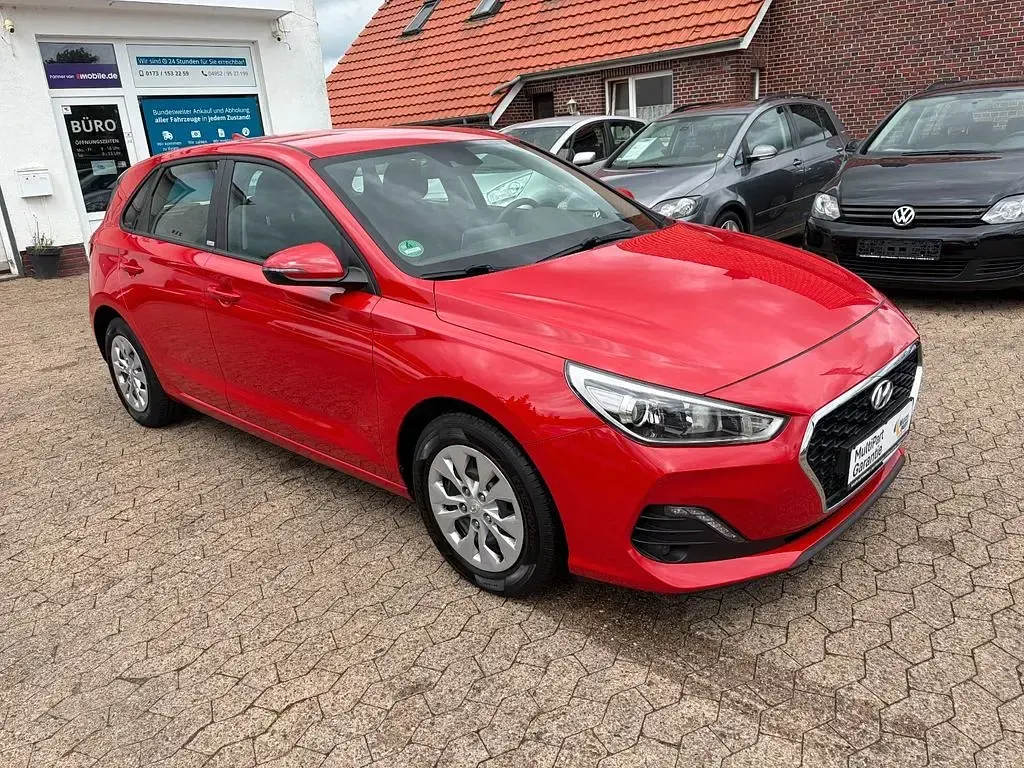 Gebraucht Hyundai i30 Pure 99 PS (72 kW) 2020 Rot Limousine