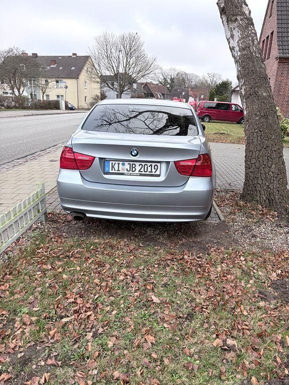 Gebraucht BMW 318 143 PS (105 kW) 2009 Blau Limousine