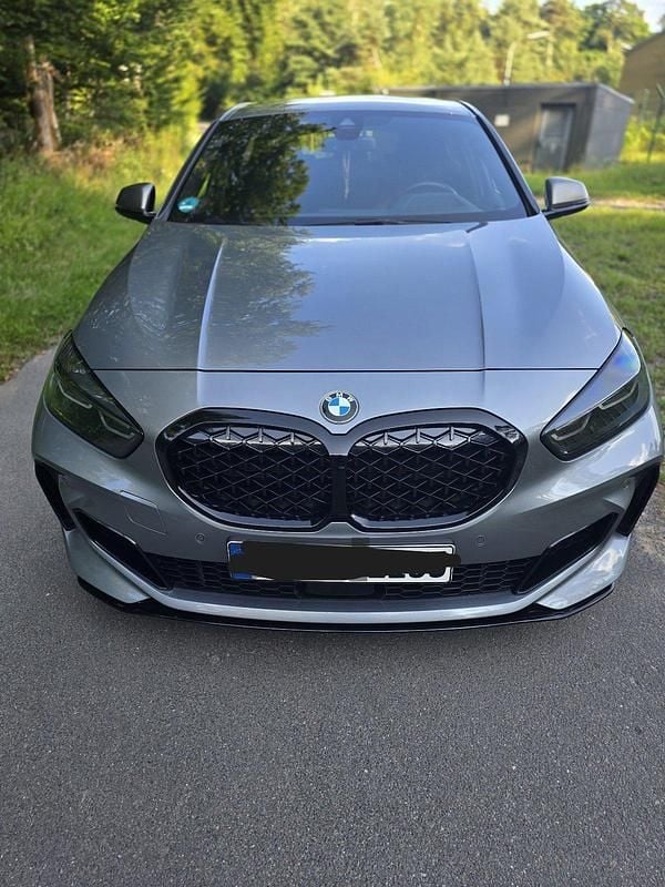 Silber Gebraucht 2022 BMW M135 M Sport Kleinwagen | 35.490 € (Fairer Preis) - Bild 1/4