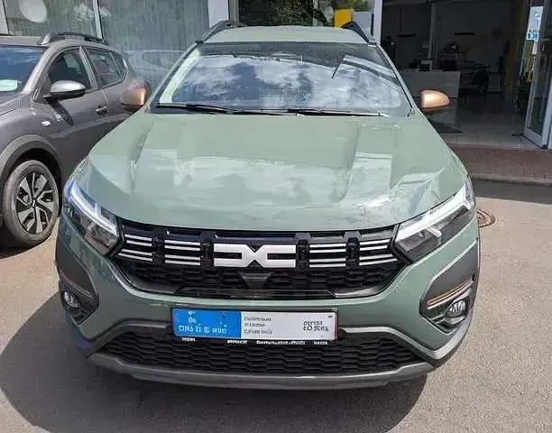 Gebraucht Dacia Jogger Extreme 141 PS (103 kW) 2025 Grau (staubgrau) Van / Kleinbus
