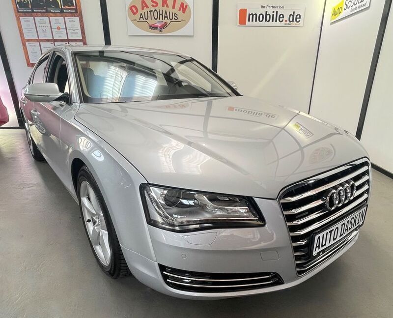 Silber Gebraucht 2011 Audi A8 Ambiente Limousine | 18.700 € - Bild 1/4