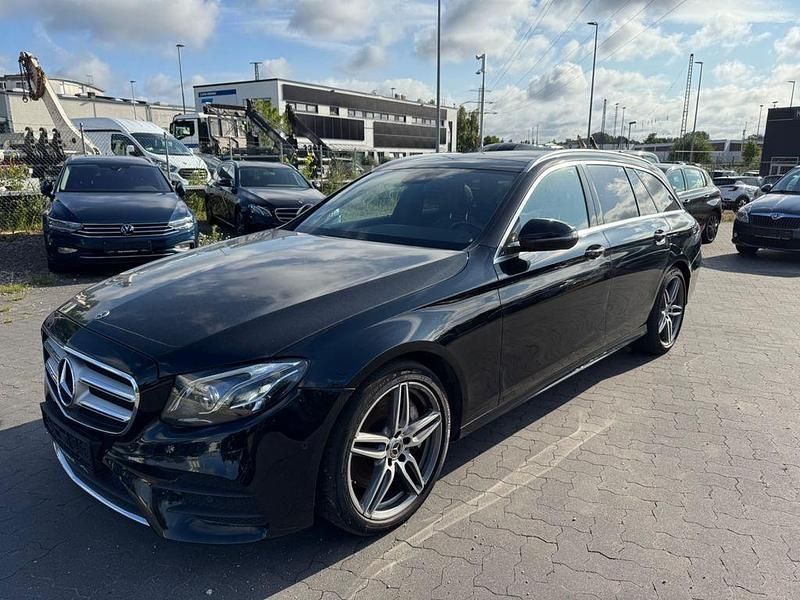 Schwarz Gebraucht 2020 Mercedes E400 AMG line Kombi | 19.400 € - Bild 1/4