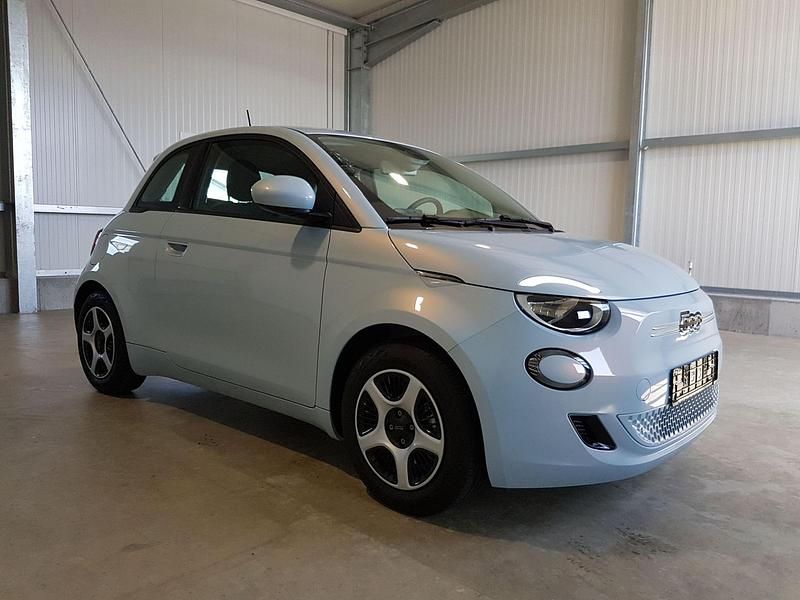 Gebraucht Fiat 500e Passion 69 kW (95 PS) 2021 Himmel blau dreischicht lackierung Kleinwagen