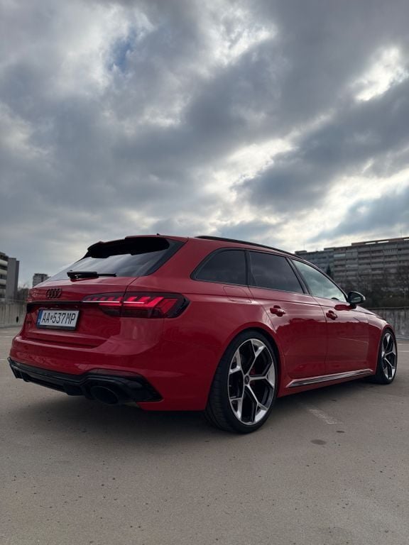 Rot Gebraucht 2024 Audi RS4 Competition Limousine | 70.900 € - Bild 1/4