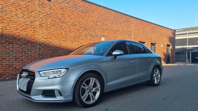Silber Gebraucht 2018 Audi A3 Ambiente Limousine | 15.500 € (Guter Preis) - Bild 1/4