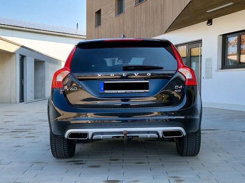 Gebraucht Volvo V60 CC Summum 190 PS (139 kW) 2016 Schwarz Kombi