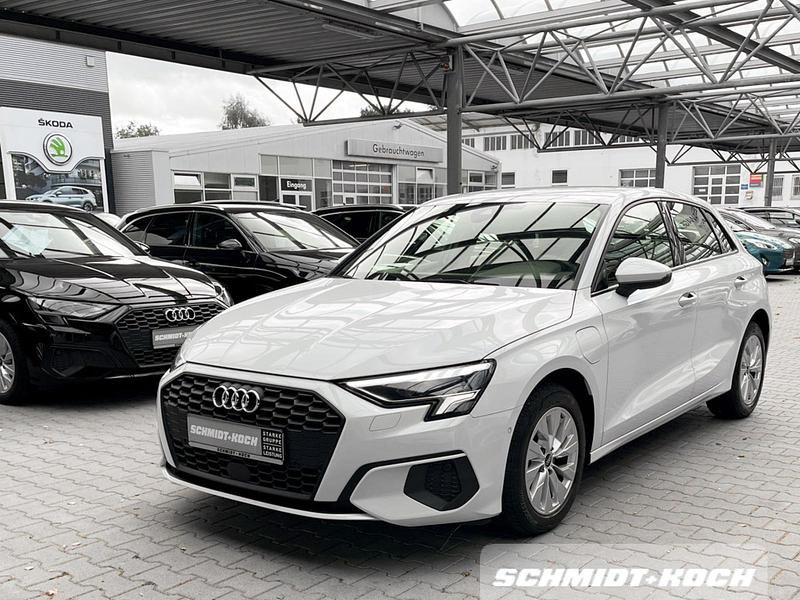 Gletschweiß (weiß) Gebraucht 2022 Audi A3 Sportback e-tron Comfort Kleinwagen | 21.730 € (Fairer Preis) - Bild 1/4