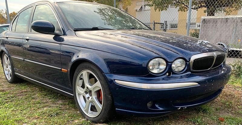 Blau Gebraucht 2004 Jaguar X-type Limousine | 1.400 € - Bild 1/4