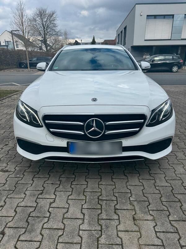 Weiß Gebraucht 2020 Mercedes E300 Kombi | 24.990 € - Bild 1/4