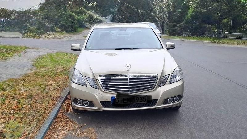 Braun Gebraucht 2009 Mercedes E250 Elegance Limousine | 9.690 € (Superpreis) - Bild 1/4