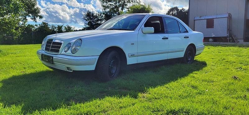Weiß Gebraucht 1996 Mercedes E200 Classic Limousine | 3.490 € (Fairer Preis) - Bild 1/4