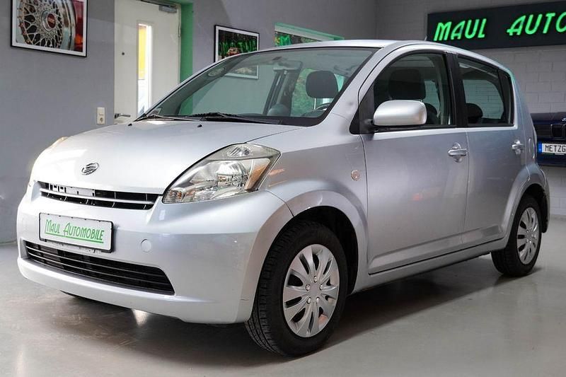 Silber Gebraucht 2006 Daihatsu Sirion Kleinwagen | 3.490 € (Fairer Preis) - Bild 1/4