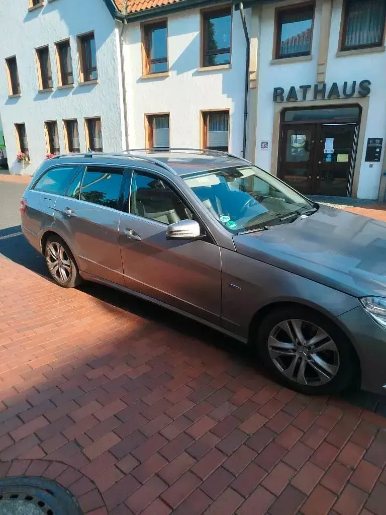 Gebraucht Mercedes E250 Avantgarde 211 PS (155 kW) 2011 Silber Kombi