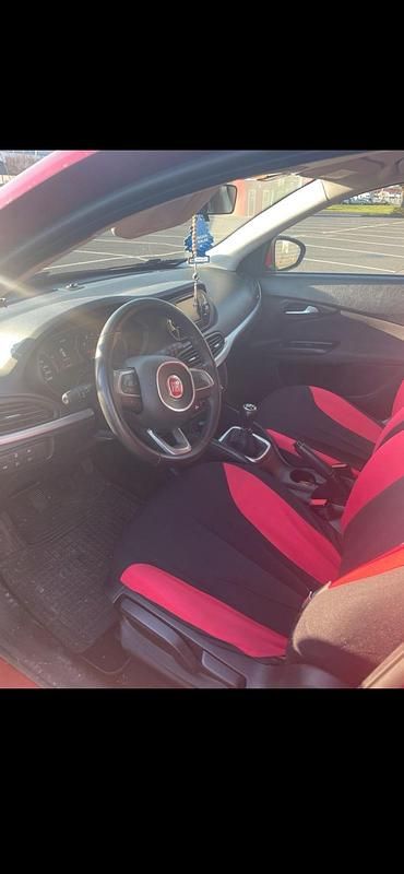 Gebraucht Fiat Tipo 94 PS (69 kW) 2017 Rot Kleinwagen