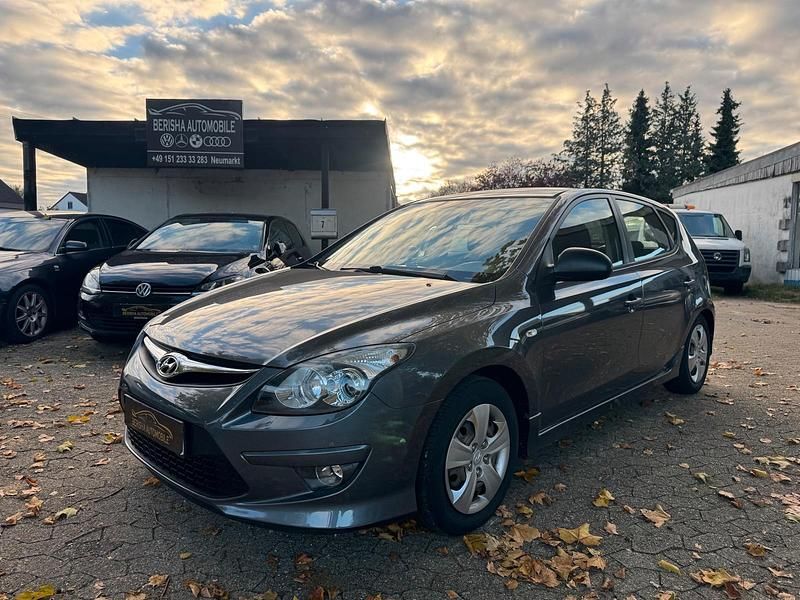 Grau Gebraucht 2011 Hyundai i30 Kleinwagen | 3.900 € - Bild 1/4