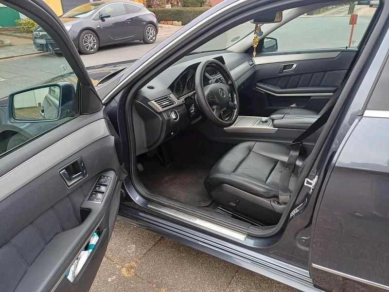 Gebraucht Mercedes E220 170 PS (125 kW) 2012 Blau Kombi