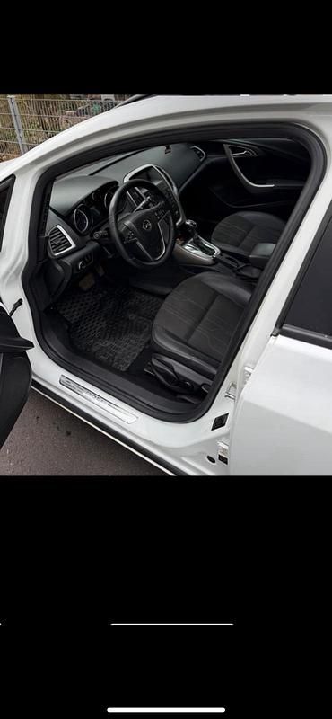 Usado Opel Astra 165 HP (121 kW) 2012 Branco Carrinha