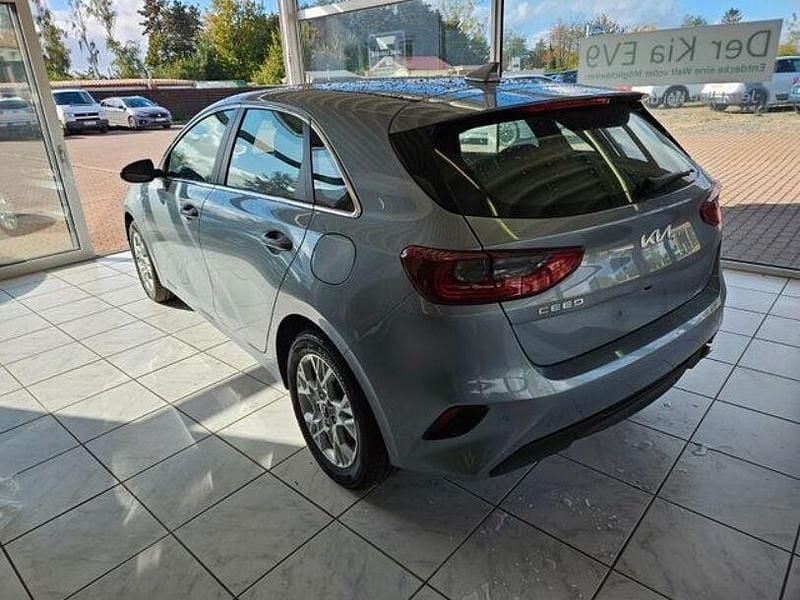Neu Kia Ceed Vision 99 PS (72 kW) 2026 Silber Kleinwagen