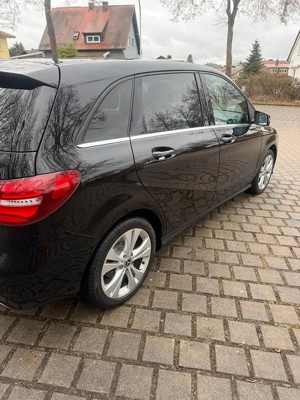 Gebraucht Mercedes B200 136 PS (100 kW) 2017 Schwarz Van / Kleinbus
