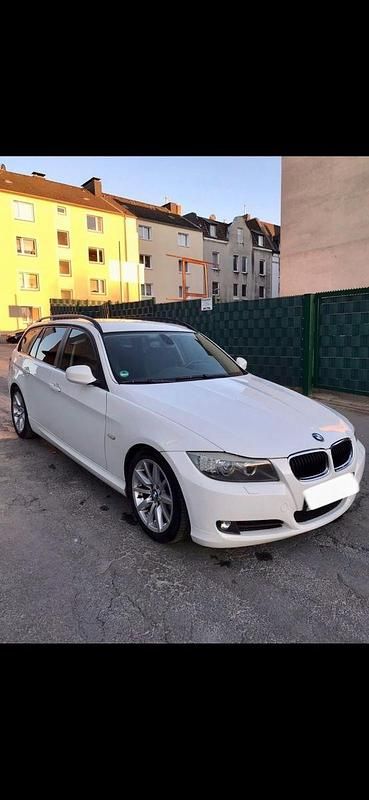 Weiß Gebraucht 2009 BMW 320 Sport Line Kombi | 6.000 € (Fairer Preis) - Bild 1/4