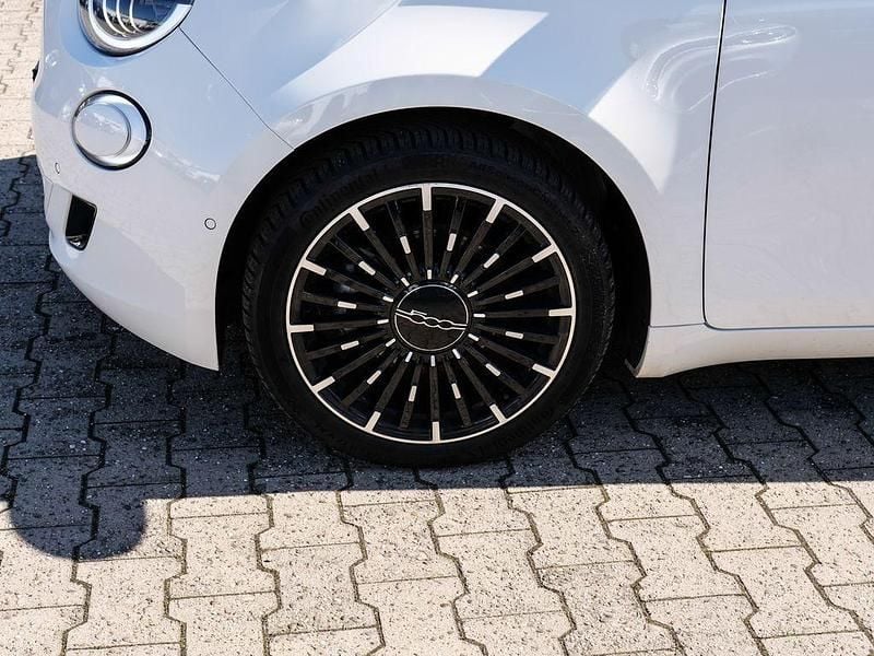 Gebraucht Fiat 500e La Prima 86 kW (118 PS) 2023 Bianco bianco/ bossa nova/calco/idealist Kleinwagen