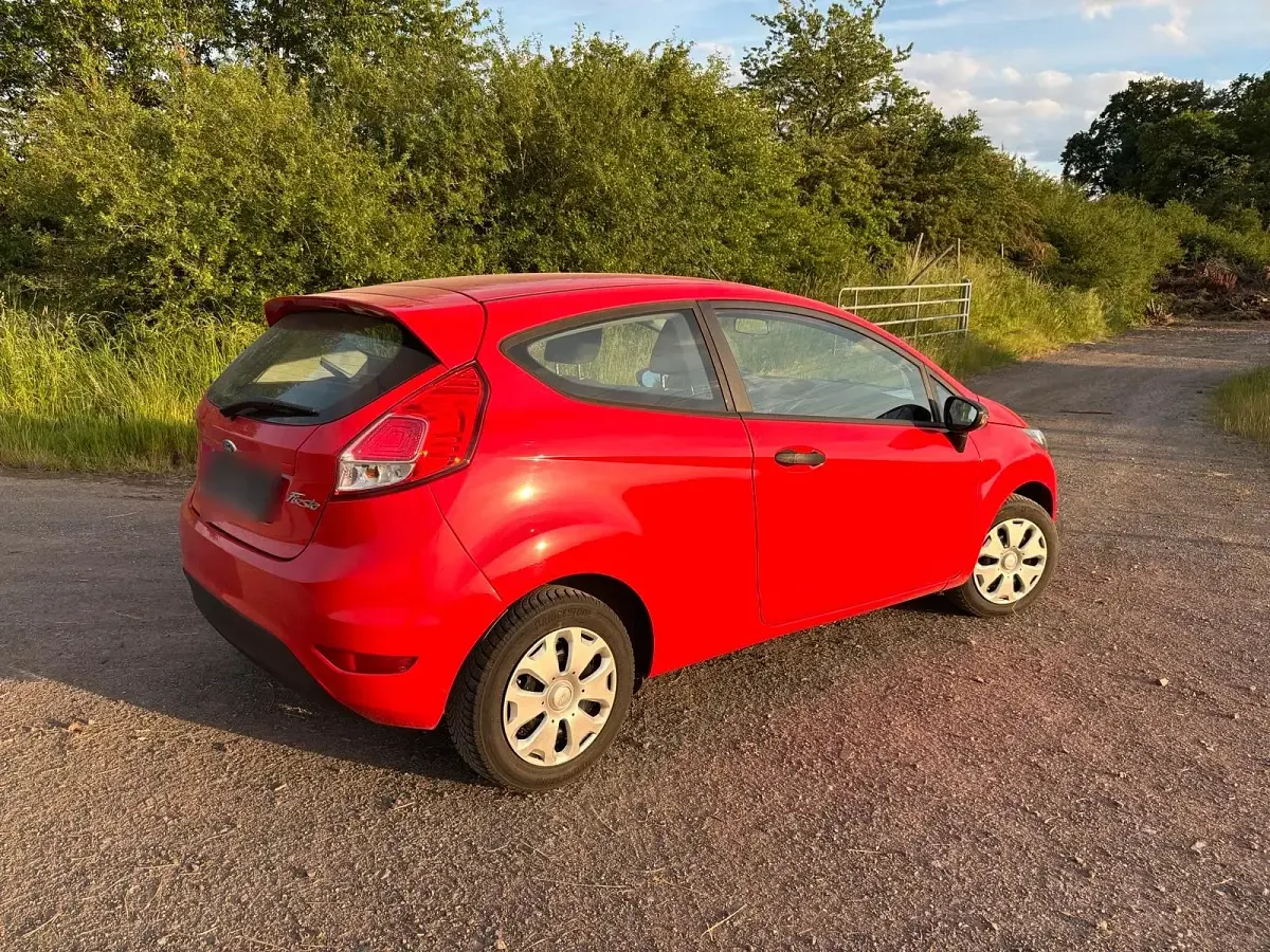 Gebraucht Ford Fiesta Trend 60 PS (44 kW) 2015 Rot Kleinwagen