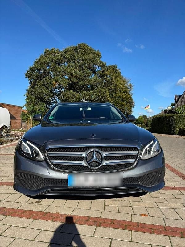Grau Gebraucht 2018 Mercedes E220 Kombi | 18.000 € (Superpreis) - Bild 1/4