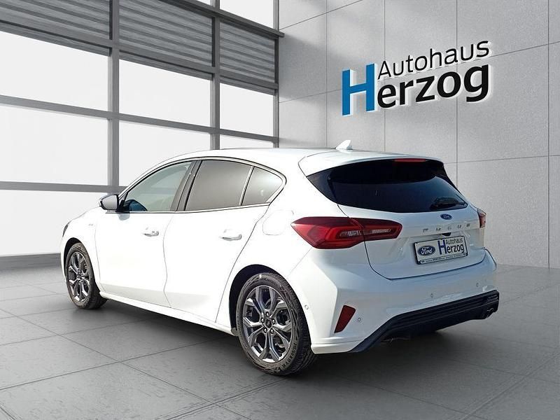 Gebraucht Ford Focus ST-Line X 155 PS (114 kW) 2023 Frozen white Limousine