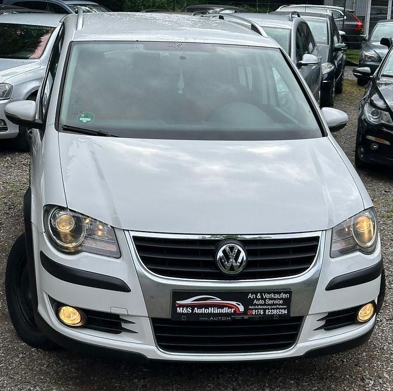 Weiß Gebraucht 2010 VW Touran Cross Van / Kleinbus | 5.499 € (Guter Preis) - Bild 1/4