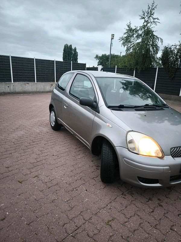 Silber Gebraucht 2004 Toyota Yaris Kleinwagen | 1.100 € (Fairer Preis) - Bild 1/4